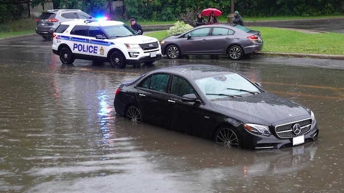 Une voiture submergée. 