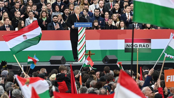 Viktor Orban devant ses partisans réunis à Budapest. 