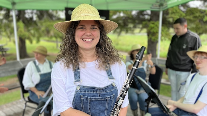 Anne-Marie Maheu pose avec sa clarinette sous la tente où son ensemble à vent s'est produit au parc botanique.