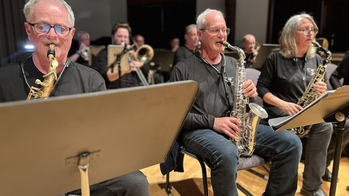 Des musiciens pratiquent leur instrument.