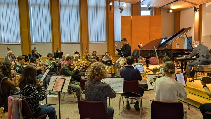 Un orchestre en pleine action dans un théâtre de Chicoutimi. 