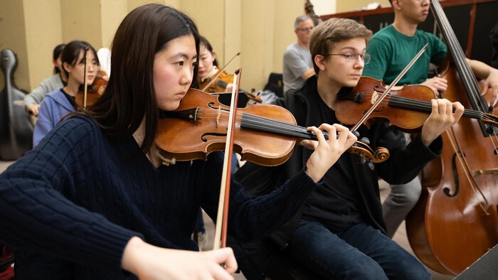 De jeunes musiciens de l'Orchestre symphonique des jeunes de Toronto.