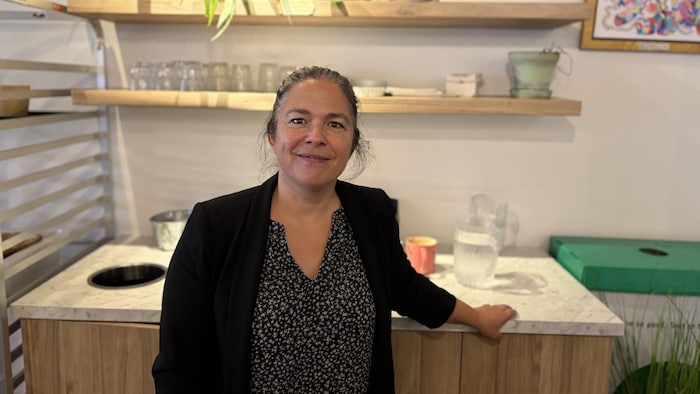 Esther Labrie pose dans le Café Balthazar de Val-d'Or.