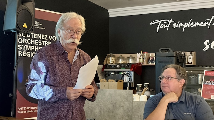 Jacques Marchand et Serge Perreault lors du lancement de saison de l'orchestre au Balthazar Café de Val-d'Or.