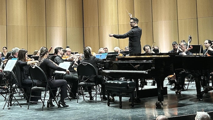 Les membres de l'Orchestre en action sur scène.