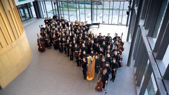 L'ensemble des musiciens de la tournée 2026 de l'Orchestre national des jeunes du Canada.
