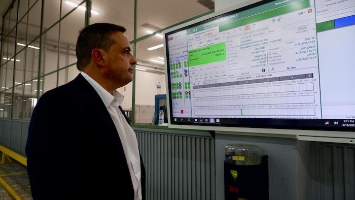 José Rosas, responsable du département de tissage, observe les activités de ses machines sur un ordinateur. 