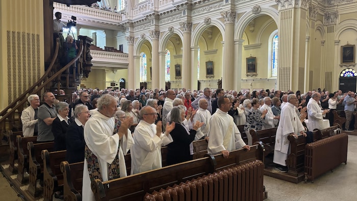 Une église remplie de personnes.