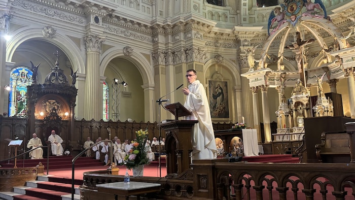 Un homme au micro dans une église