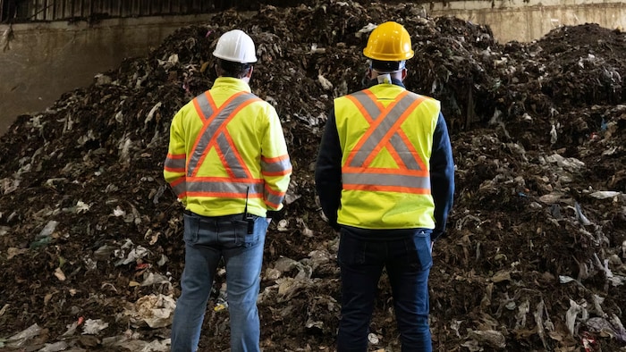 Deux hommes supervisent les déchets à Ottawa.