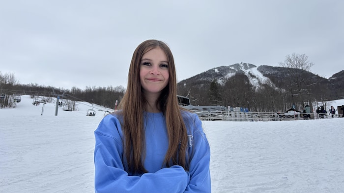Une jeune femme prend la pose