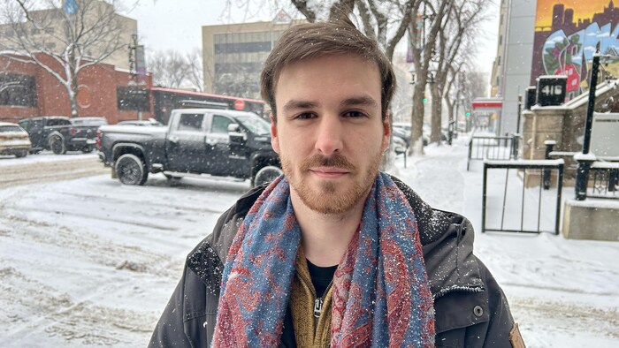 Charles Bélanger dehors à Saskatoon.