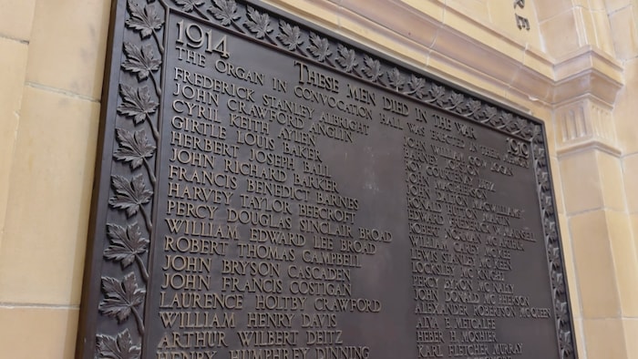 Un panneau commémoratif rappelle que l'orgue daté de 1925 avait été installé en mémoire des personnes mortes au cours de la Première Guerre mondiale.