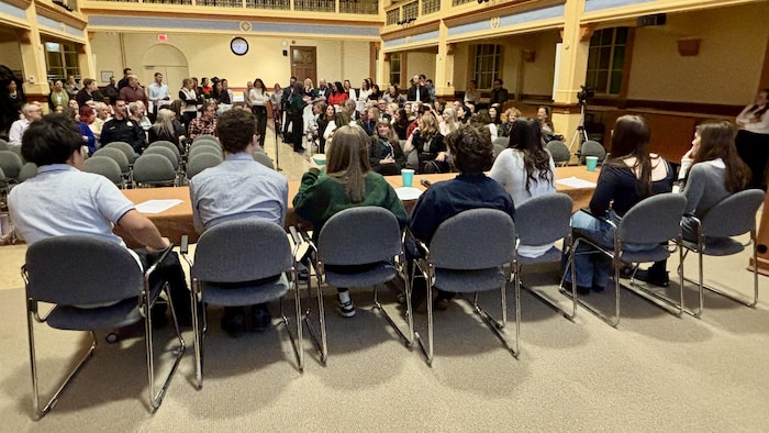 Les adolescents s'adressent à un auditoire composé d'employés de la DPJ.