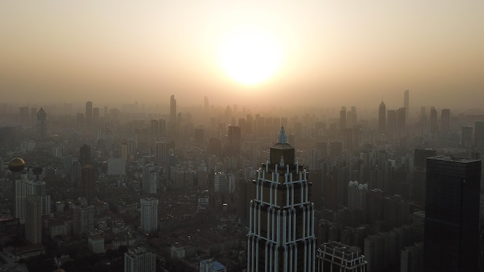 Une vue aérienne de la ville de Wuhan recouverte de brouillard.