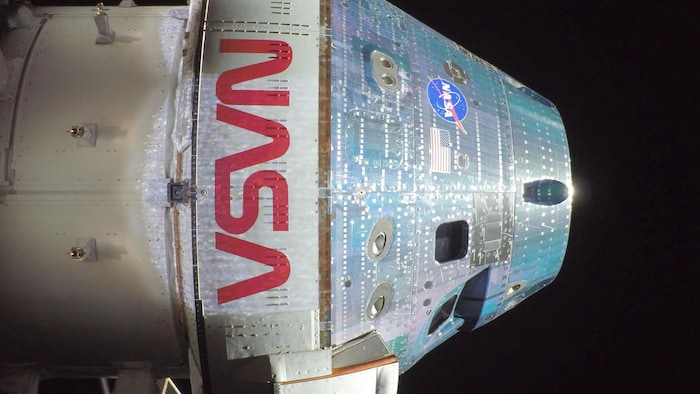 Vue de la capsule Orion prise à l'aide d'une caméra fixée sur l'un de ses panneaux solaires lors d'une inspection externe de routine du vaisseau spatial, le deuxième jour de la mission Artemis II vers la Lune.