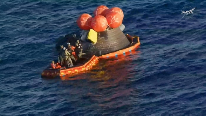Les astronautes sortent de la capsule.