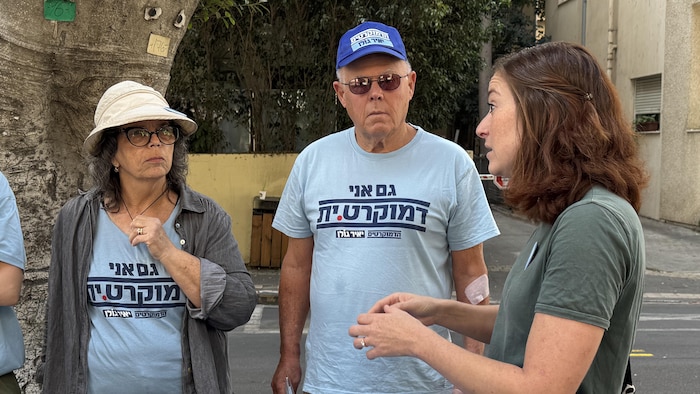 Shanna Orlik discute avec d'autres personnes.