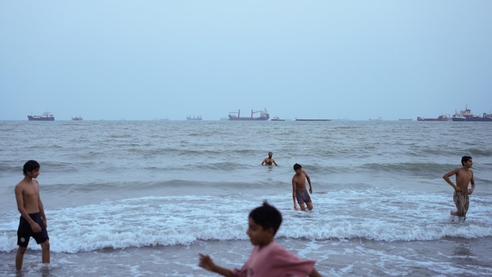 Des enfants se baignent dans la mer.
