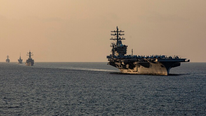 Des navires américains et français patrouillent le détroit d'Ormuz, le 25 novembre 2023.