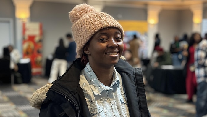 Un portrait de Ornella Njapide à la foire de l'emploi du Conseil économique et coopératif de la Saskatchewan organisé à Regina, le 6 mars 2026.