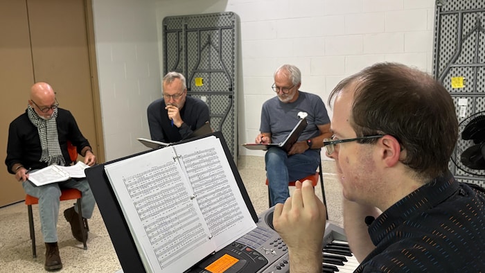 Jocelyn Lafond dirige les hommes de la chorale.