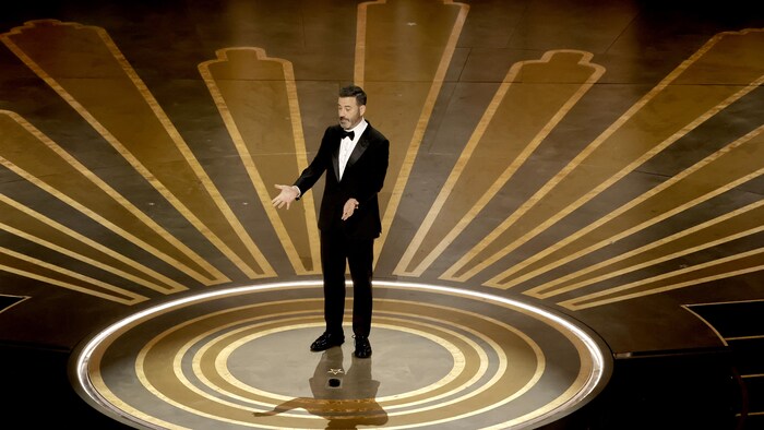 On voit l'animateur sur scène aux Oscars.