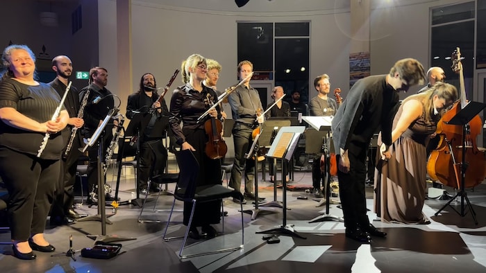Une vague d'émotion submerge la salle alors que le Requiem de Guérison prend fin
