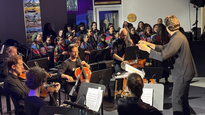 Les jeunes de l’école Johnny Pilot émeuvent l’auditoire en chantant Hallelujah en innu-aimun