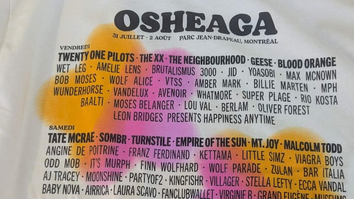 Un chandail sur lequel apparaissent tous les artistes qui se produiront à Osheaga.