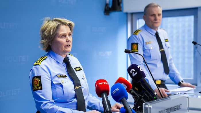 Grete Lien Metlid, cheffe de l'unité conjointe des services opérationnels de la police, et Frode Larsen, chef de l'unité conjointe d'enquête et de renseignement, donnent une conférence de presse au sujet d'une explosion survenue à l'ambassade américaine à Oslo le 8 mars 2026.