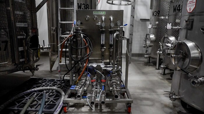 Une machine avec plusieurs tuyaux dans un entrepôt à Penticton, le 26 février 2026.