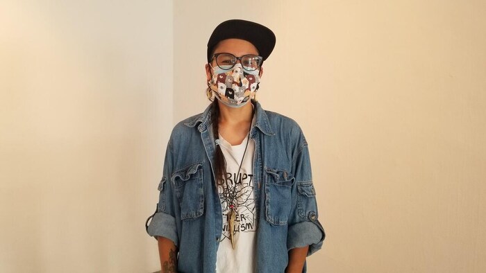 Ostoro Petahtegoose pose, debout de face.