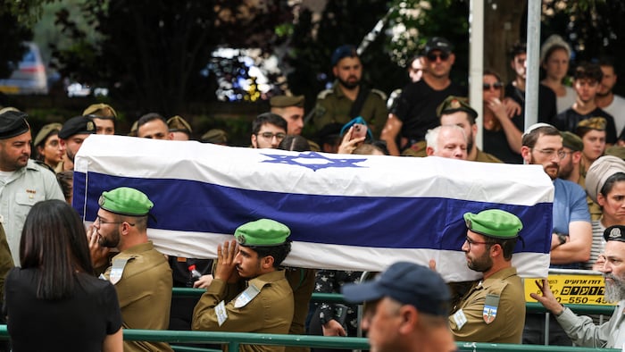 Des porteurs transportent le cercueil de l'otage israélien.
