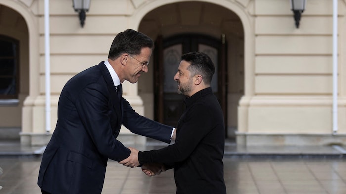 Le chef de l'OTAN, Mark Rutte, serre la main du président de l'Ukraine, Volodymyr Zelensky. 