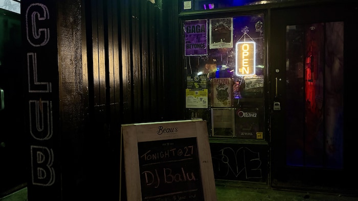 L'entrée du Club 27, de nuit.