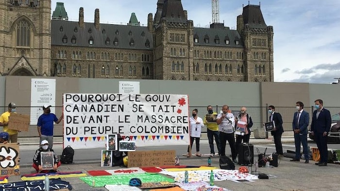 Los diputados Alexis Brunelle-Duceppe et Simon-Pierre Savard-Tremblay del Bloc Québécois, en el extremo derecho de la imagen, asisten al evento en Ottawa. 