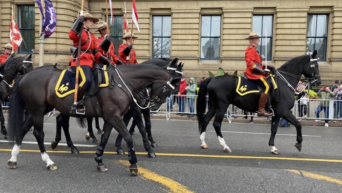Des militaires sur des chevaux dans les rues d'Ottawa.