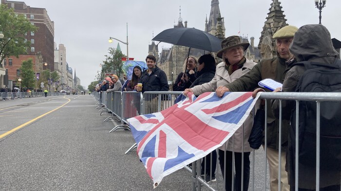 Des gens rassemblés avec un drapeau de la Grande-Bretagne.