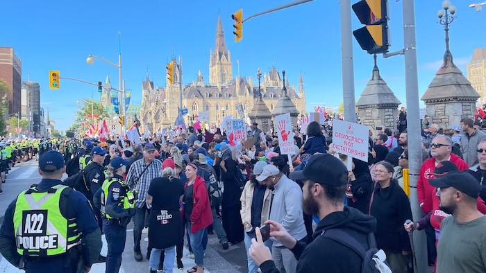 Demonstrators stand on Wellington Street in downtown Ottawa. (Joe Tunney/CBC)