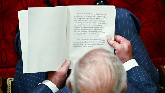 Le roi Charles III lisant le discours du Trône, vu d'en haut. 