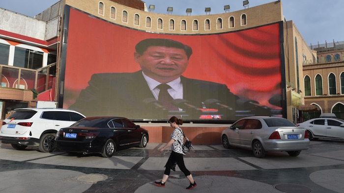 Le président chinois Xi Jinping sur un écran géant.