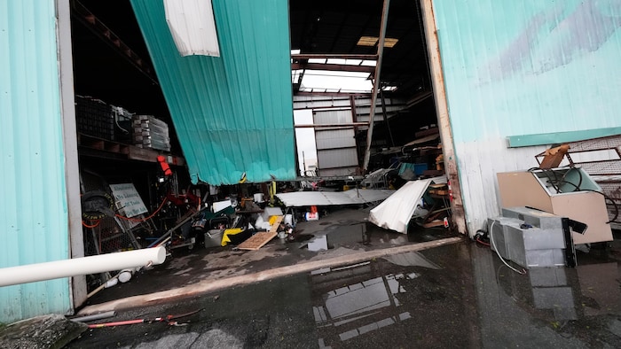 Un entrepôt endommagé par l'ouragan