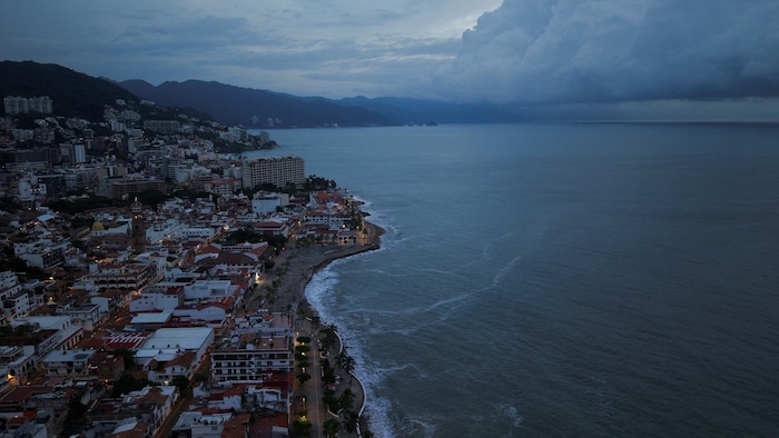 Vue aérienne prise par un drone de Puerto Vallarta sous un ciel nuageux, alors que l’ouragan Simon s’approche de la côte pacifique du Mexique, à Puerto Vallarta, au Mexique.