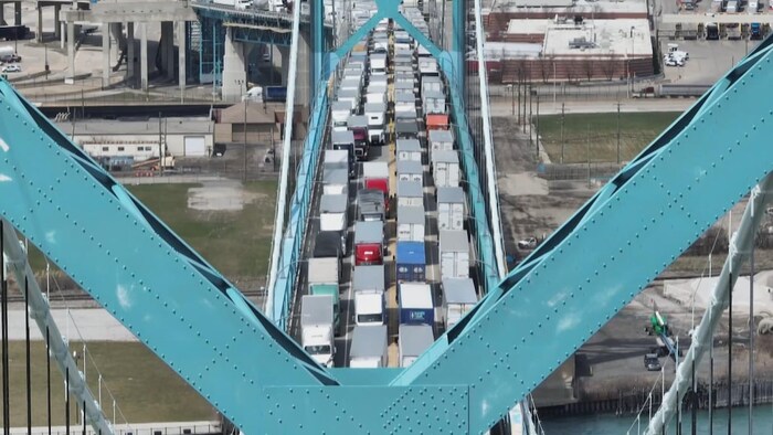 Des camions traversent le pont Ambassador reliant Windsor à Détroit.