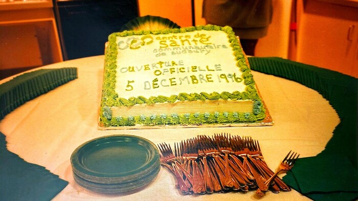 Un gâteau de célébration blanc et vert pour l'inauguration des nouveaux locaux du centre de santé.
