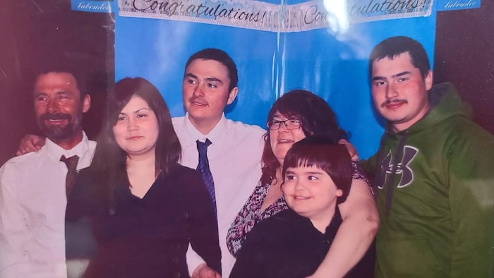 Une photo de famille lors d'un événement important.