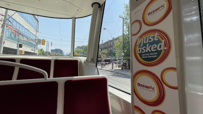 Une affiche publicitaire dans un tramway de Toronto.