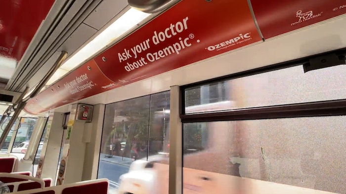 Des publicités d'Ozempic dans un tramway de Toronto.