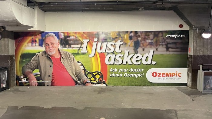 Une publicité sur un mur dans un sous-sol du réseau de transport de Toronto.
